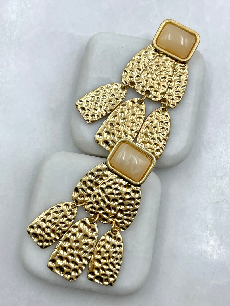 Altın Kaplama Desenli Plaka Sallantılı Çerçeveli Kare Model Vintage Küpe Ekru