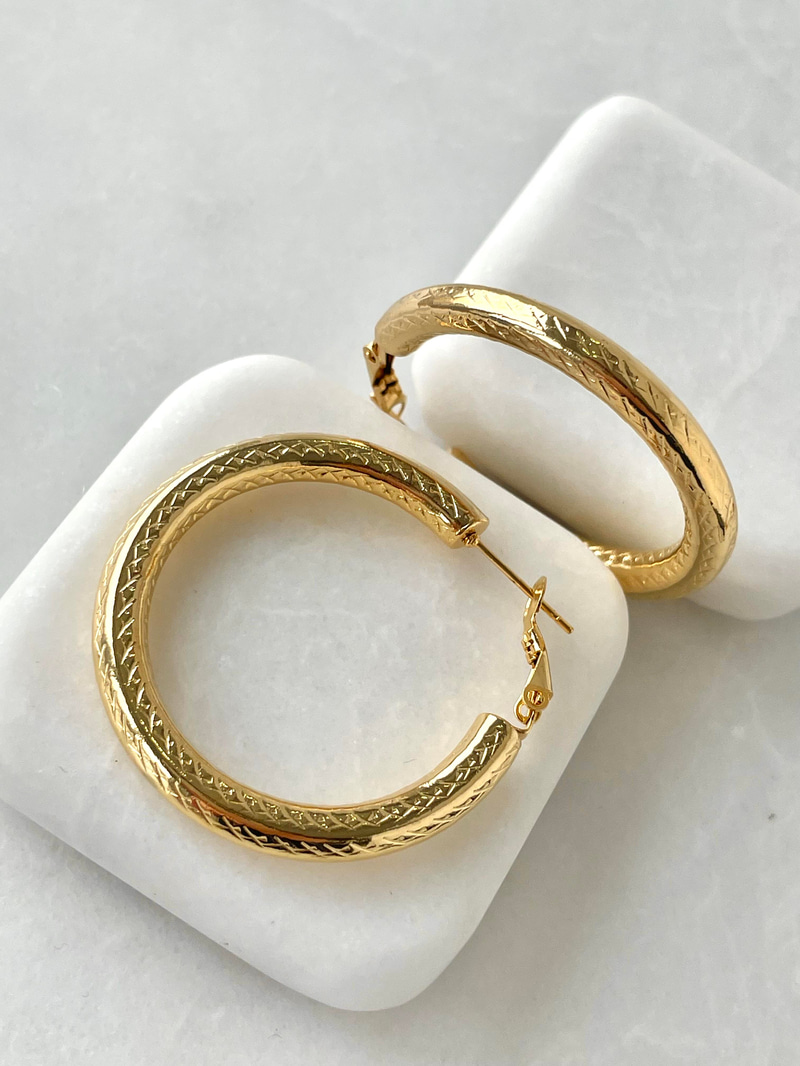 Çelik İşlemeli Halka Küpe Gold
