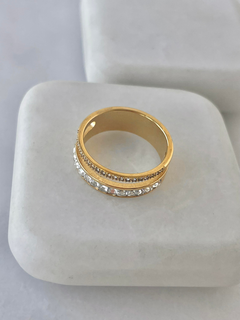 Çelik Gömme ve Kristal Taşlı Çift Görünüm Yüzük Gold
