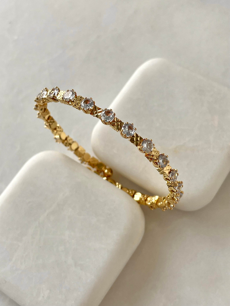 Altın Kaplama Kristal Taşlı İşlemeli Yaylı Bileklik Gold