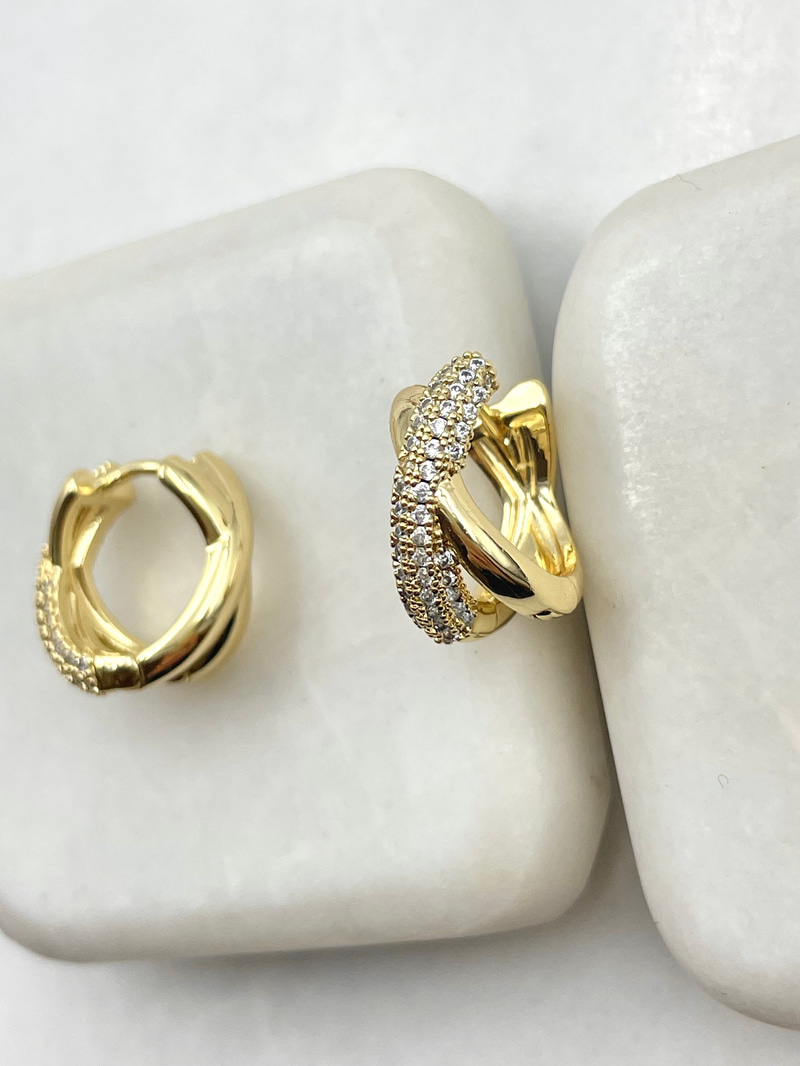 Gömme Taşlı Çapraz Model Küpe Gold