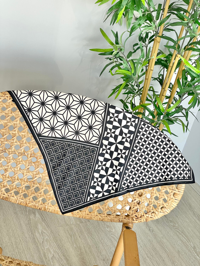 Desenli Siyah Beyaz Bandana Fular Renkli