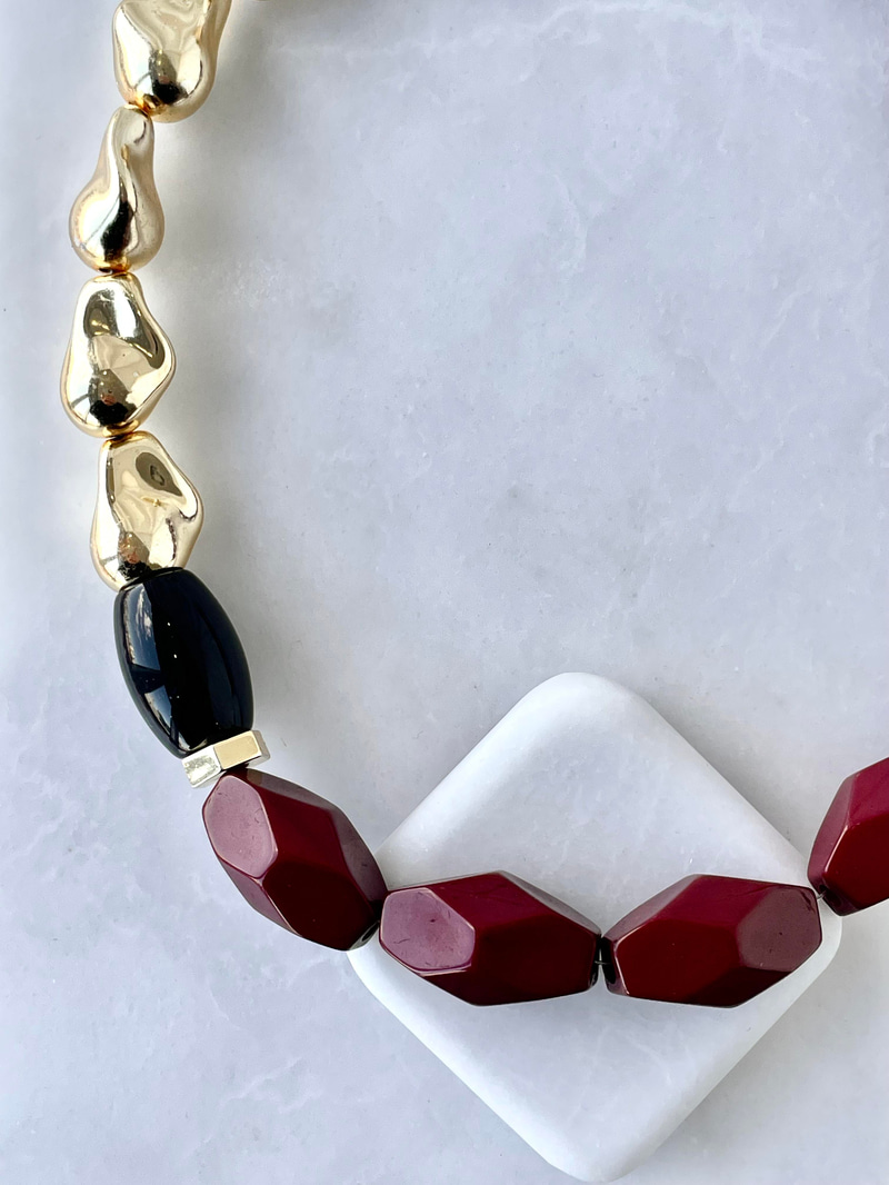 Siyah Detaylı Gold ve Bordo Kolye