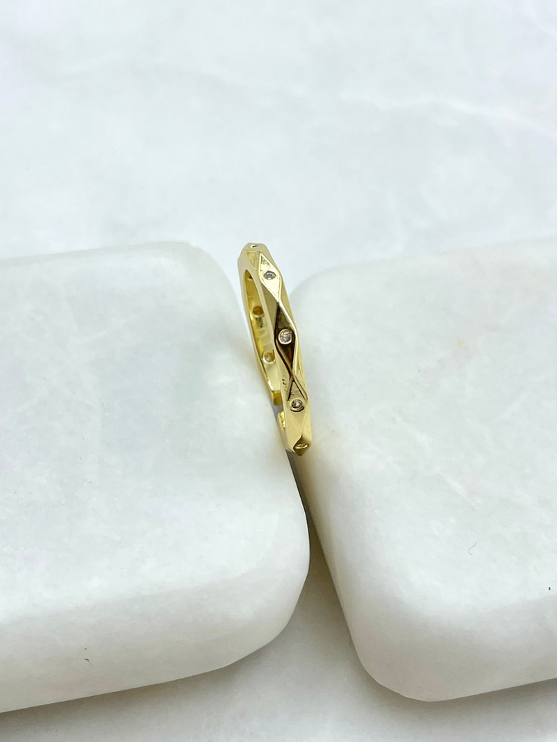 Altın Kaplama Üçgen Yansımalı Minik Taşlı Yüzük Gold