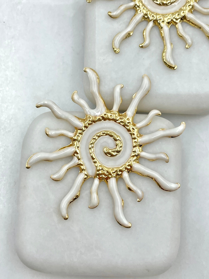 Gold Detaylı Güneş Küpe Ekru