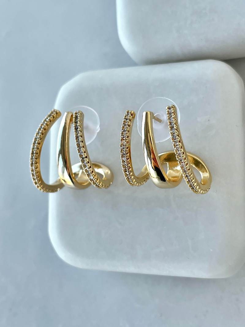 Altın Kaplama Üçlü Görünüm Gömme Taşlı Tasarım Küpe Gold