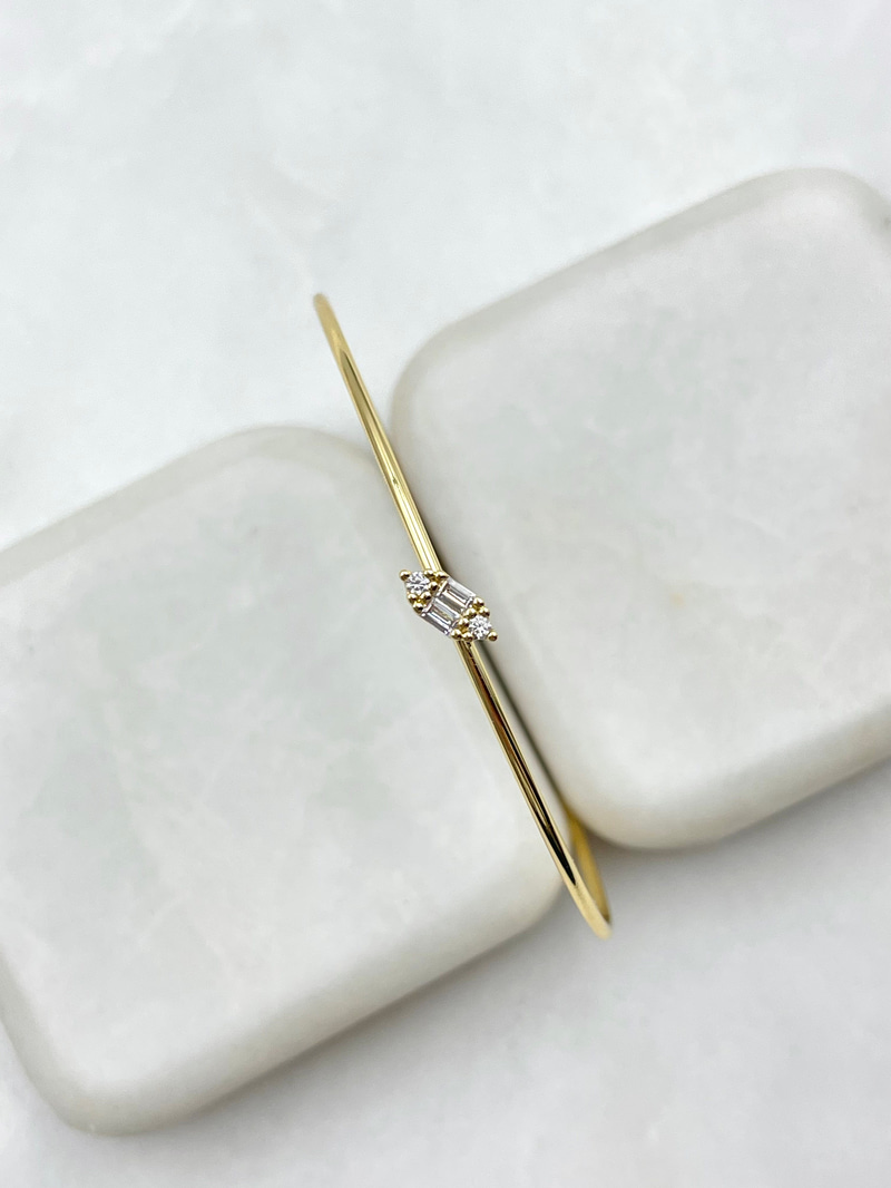 Oval Taşlı Minimal Kelepçe Gold