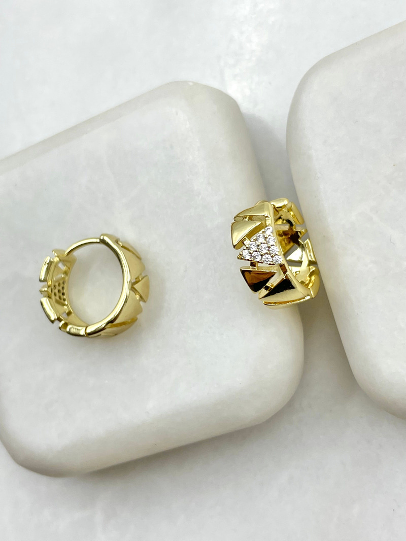 Özel Seri Taşlı Üçgen Model Küpe Gold