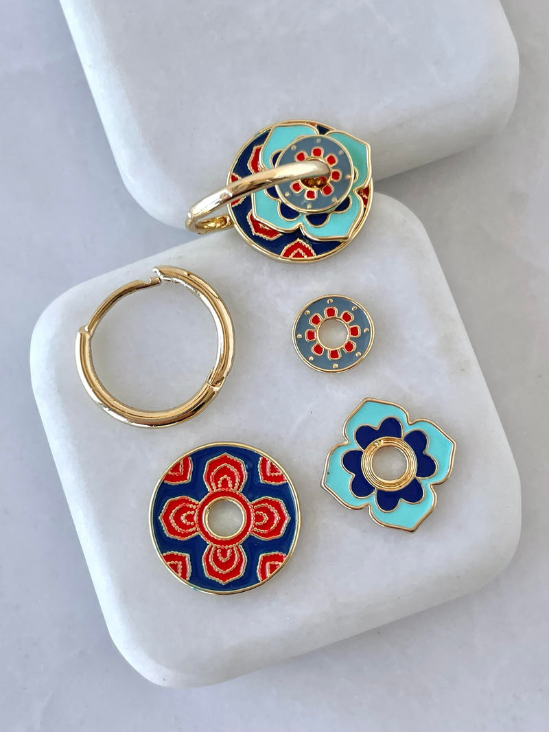 Charmlı Çiçek Model Küpe Mavi-Kırmızı