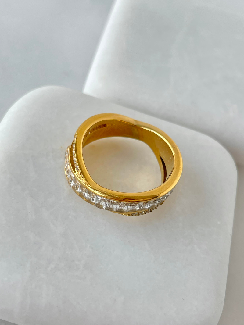 Çelik Çapraz Model Gömme Taşlı Yüzük Gold