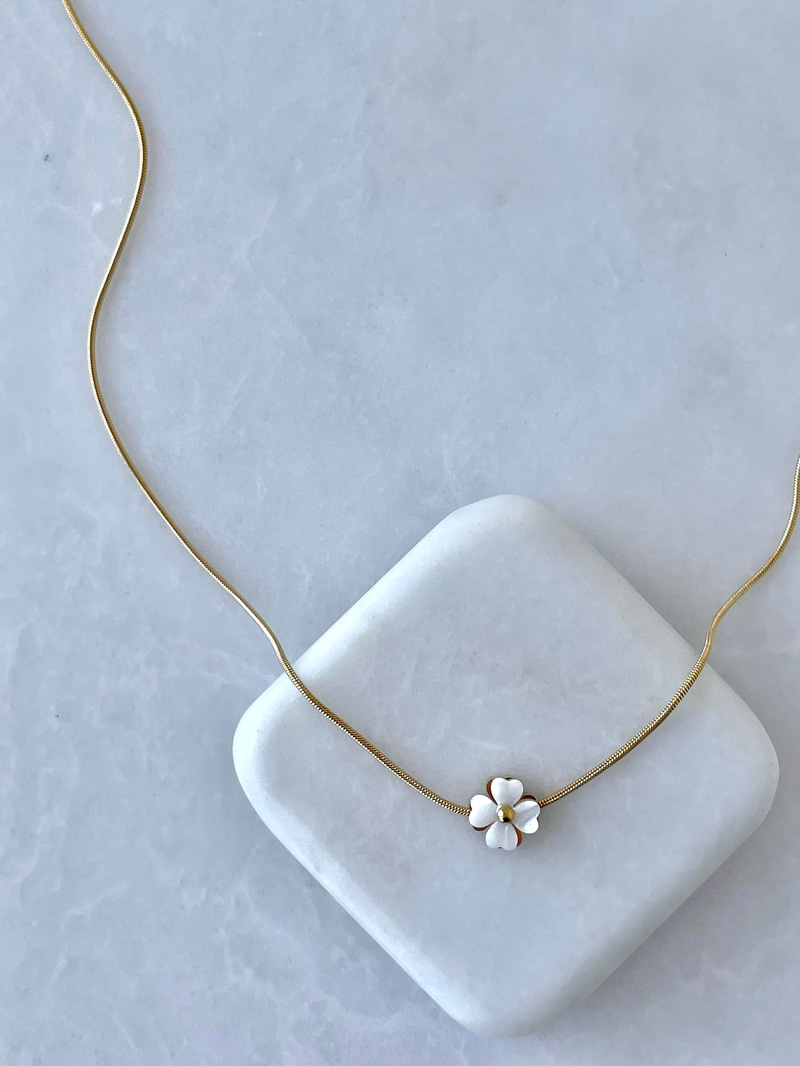 Çelik Beyaz Çiçek Kolye Gold