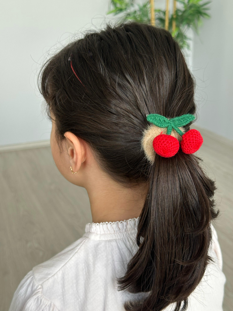 Kiraz Sallantılı Peluş Scrunchie Toka Kahve