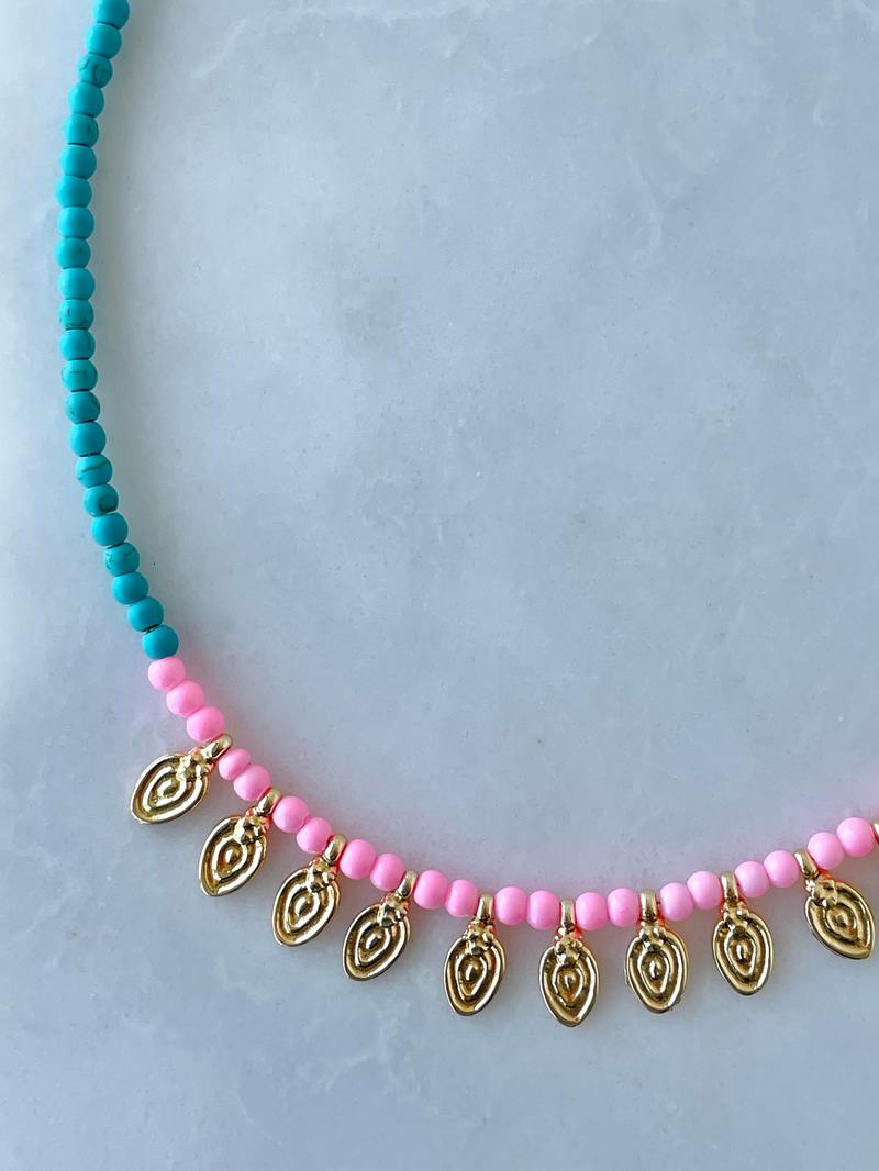 Plaka Sallantılı Pembe Boncuk Kolye Gold
