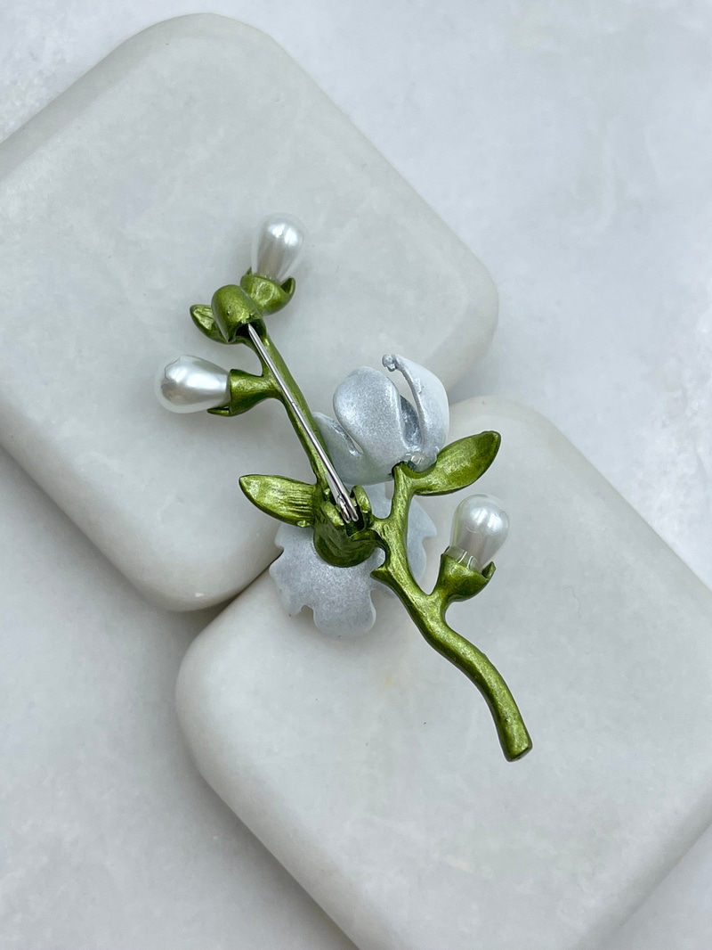 İncili Beyaz Çiçek Dalı Broş Renkli