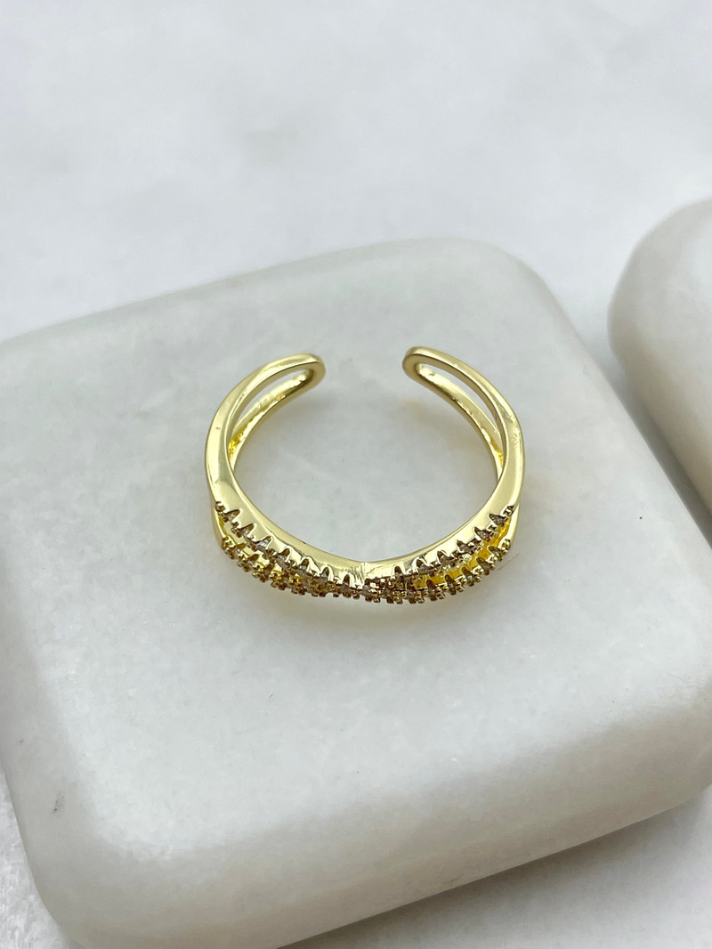 Gömme Taşlı Çapraz Model Yüzük Gold