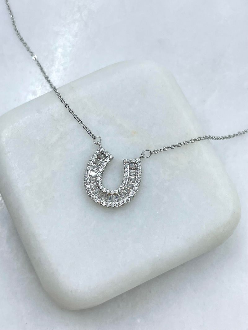 Altın Kaplama Gömme ve Kristal Taşlı U Model Kolye Gümüş