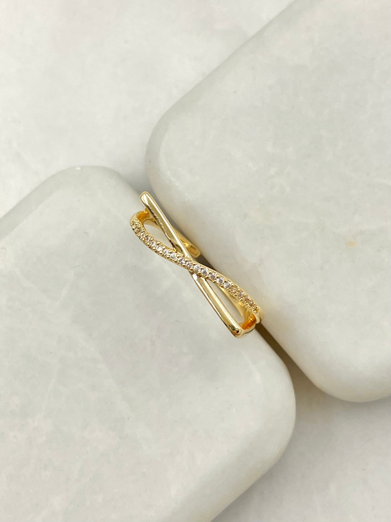 Gömme Taşlı Çapraz Model Yüzük Gold