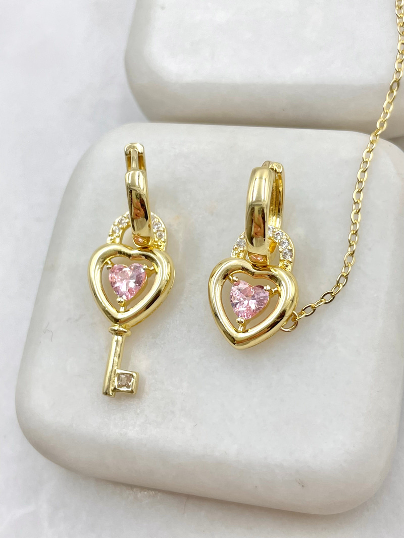 Pembe Kristal Anahtar Kilit Charm Kıkırdaklı Küpe Gold