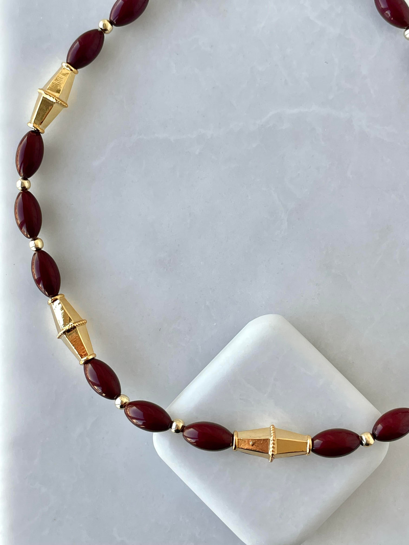 Gold Detaylı Bordo Badem Boncuk Kolye
