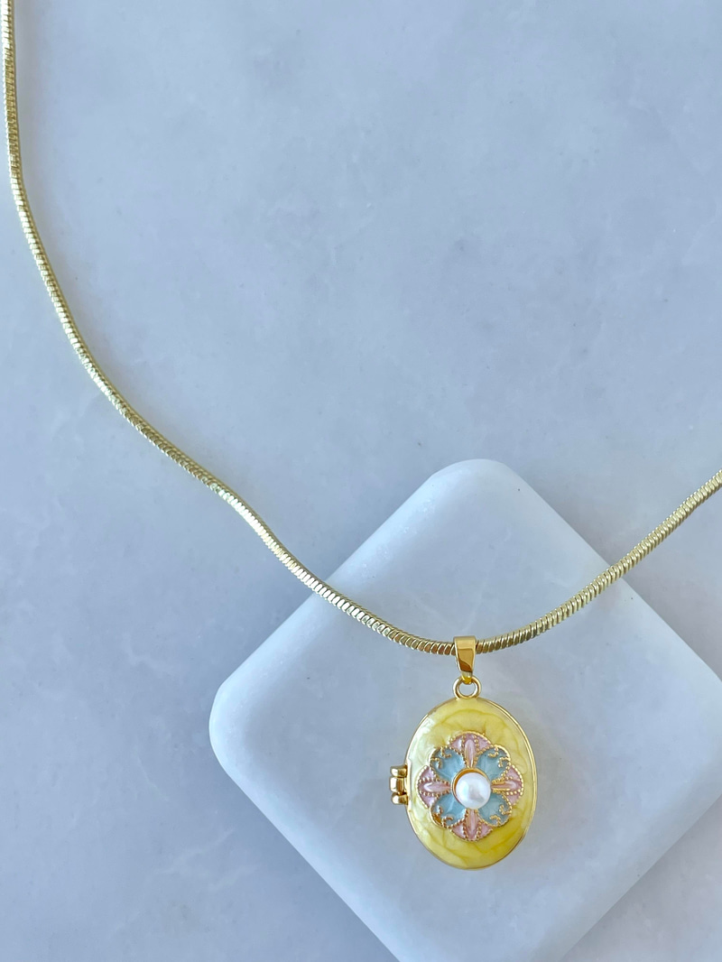 Altın Kaplama İncili Çiçek Model Kapaklı Kolye Sarı