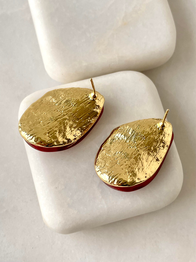 Gold Plaka Detaylı Küçük Bordo Küpe