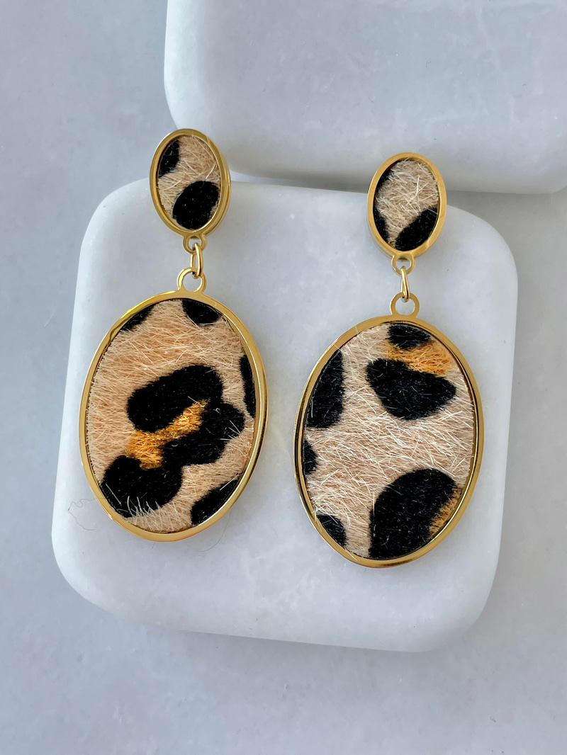 Çelik Oval Leopar Sallantılı Küpe Gold