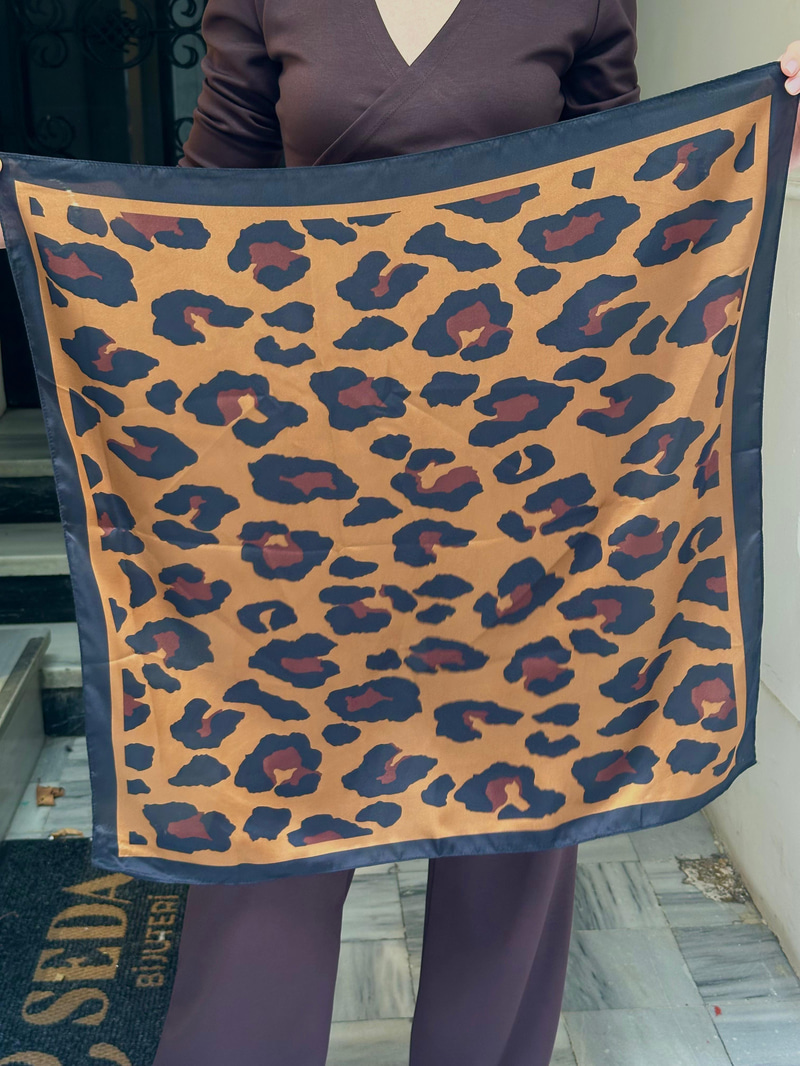 Leopar Desenli Kahverengi Fular 70 x 70 cm Renkli