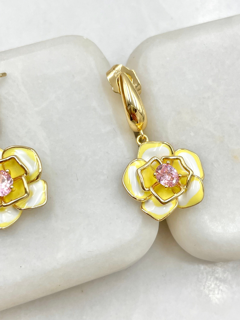 Özel Seri Pembe Kristal Taşlı Gül Model Küpe Gold