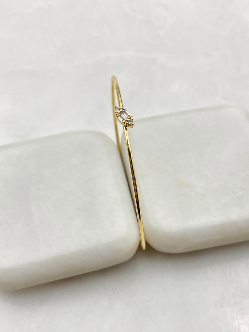 Oval Taşlı Minimal Kelepçe Gold
