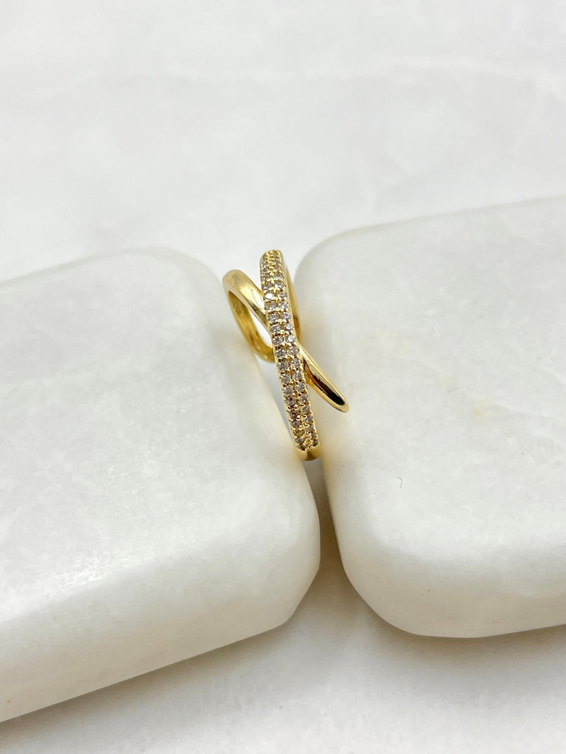 Gömme Taşlı Çapraz Model Yüzük Gold