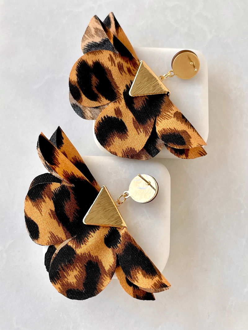 Leopar Çiçek Sallantılı Küpe
