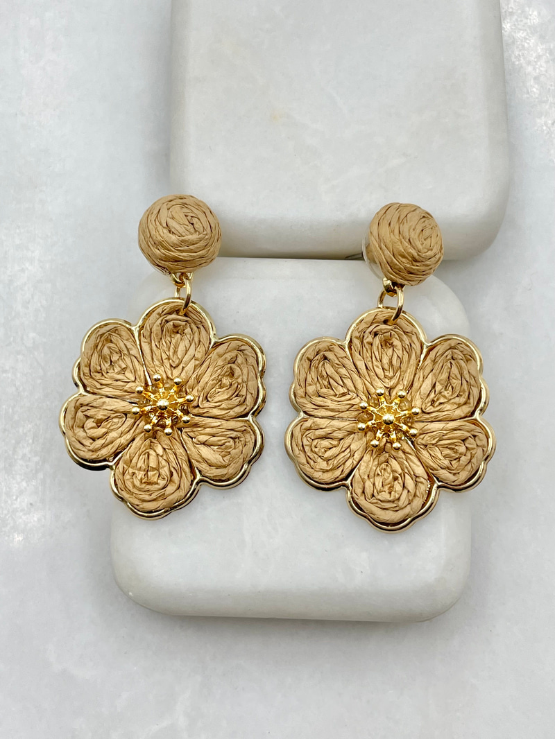 Küçük Hasır Çiçek Sallantılı Küpe Kahve