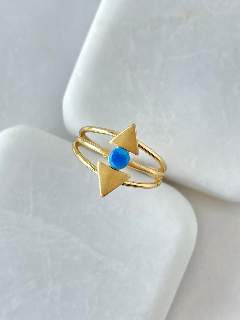 Altın Kaplama Opal Taşlı Üçgen Yüzük Lacivert