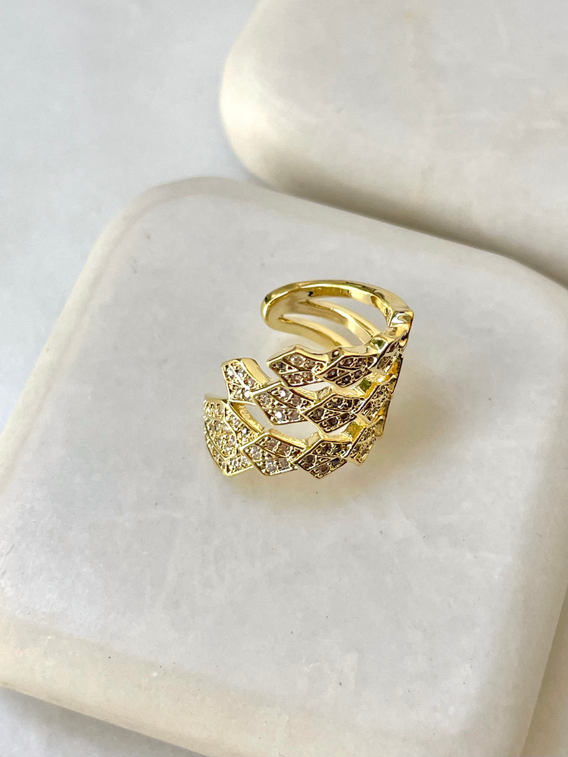 Üç Sıra Gömme Taşlı Yılan Model Kıkırdak Küpe Gold