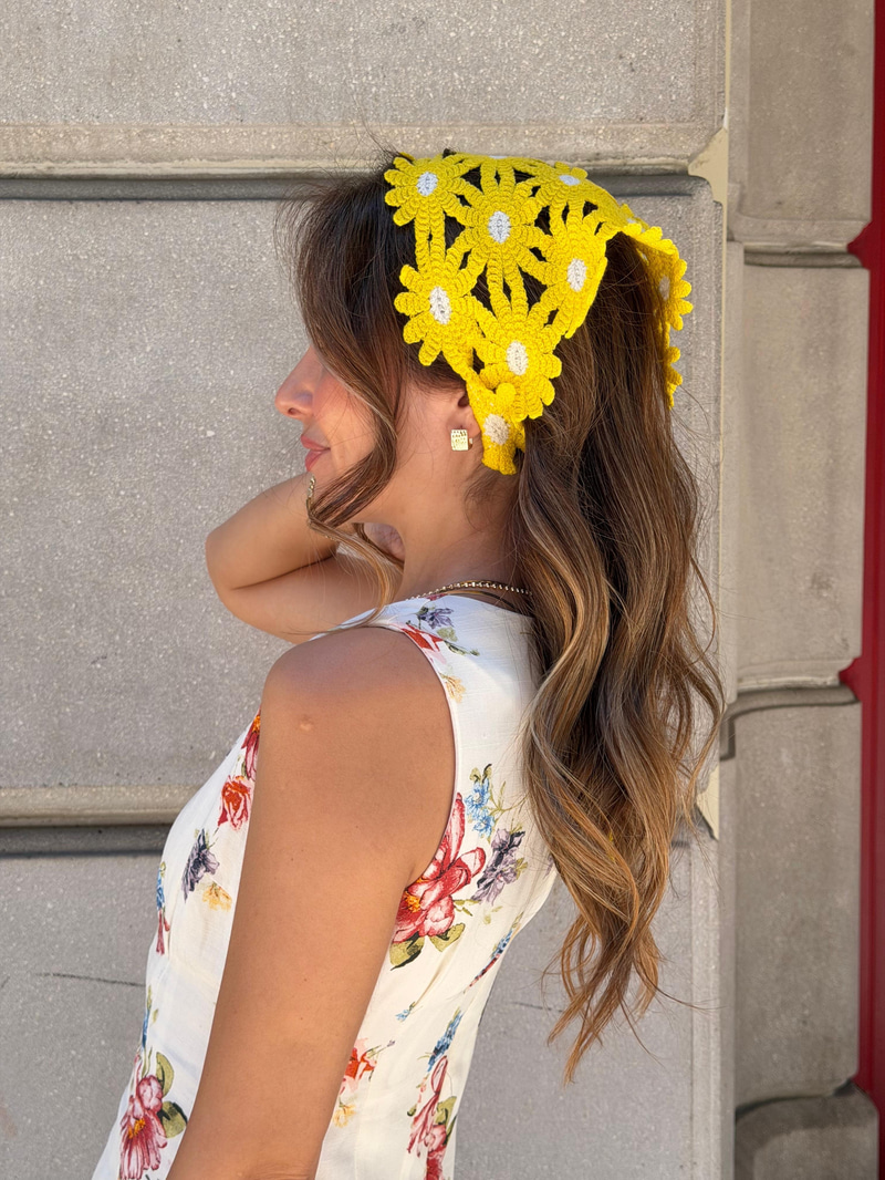 Dizi Papatya Desenli İpli Üçgen Bandana Sarı