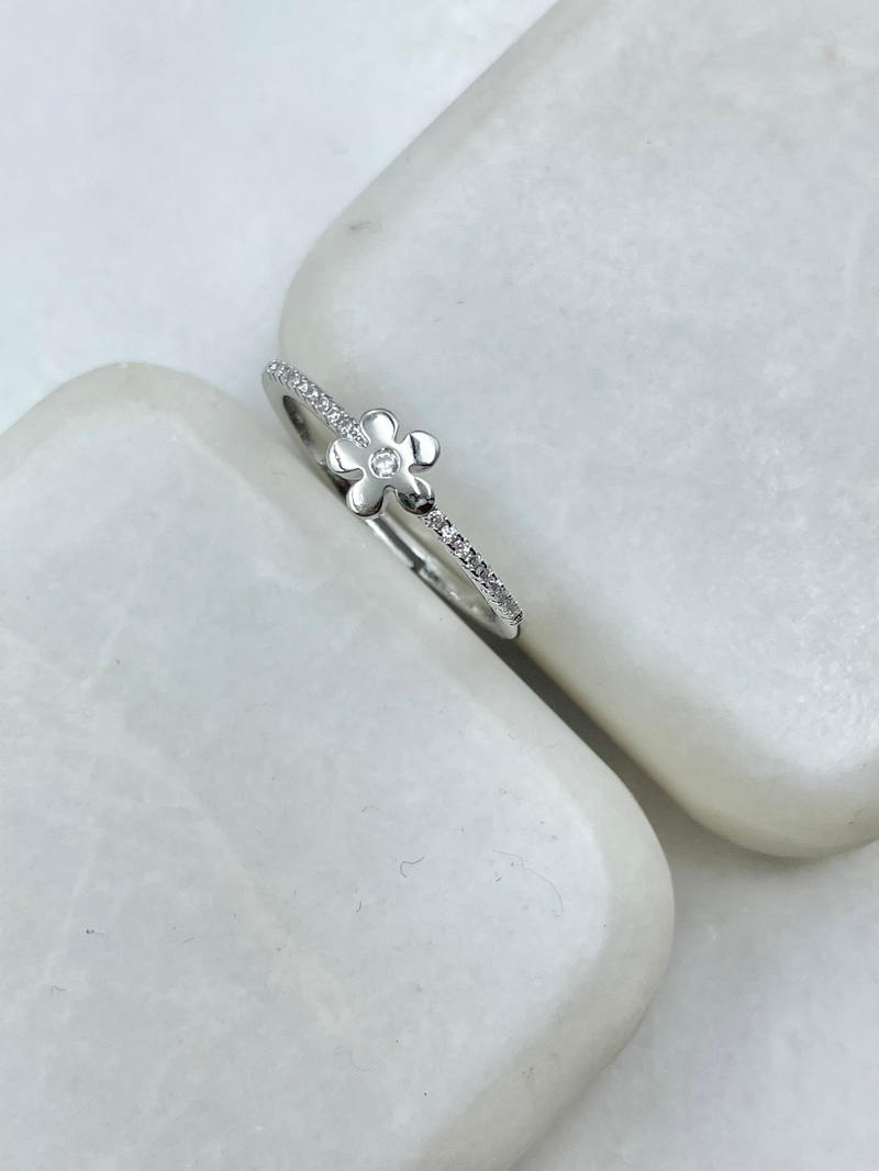 Gömme Taşlı Çiçek Model Yüzük Gümüş
