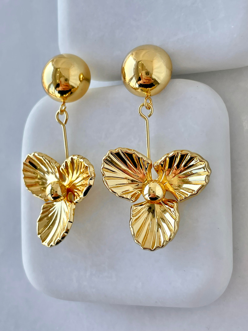 Çelik Ezme Çiçek Sallantılı Küpe Gold