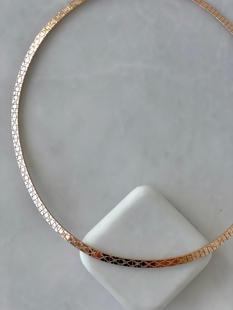 Özel Seri İşlemeli Plaka Choker Kolye