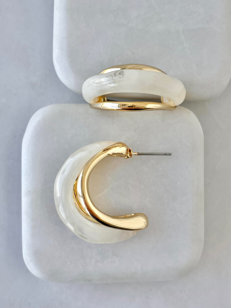Gold Detaylı Akrilik Küpe Ekru