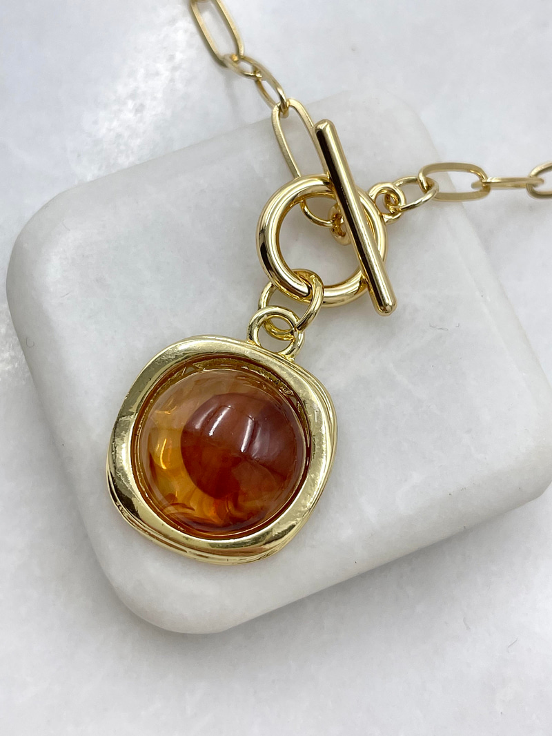 Altın Kaplama Gold Çerçeveli Daire Model Önden Kilit Vintage Kolye Kehribar