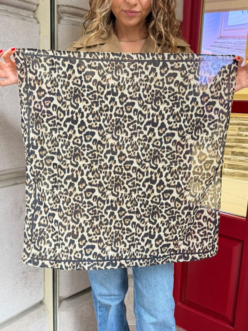 Leopar Desenli Pamuklu Bandana Fular 63x63 cm Kahve Renkli