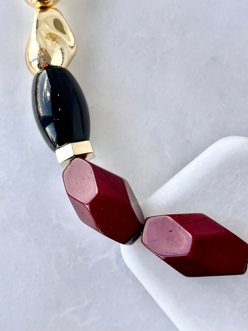 Siyah Detaylı Gold ve Bordo Kolye