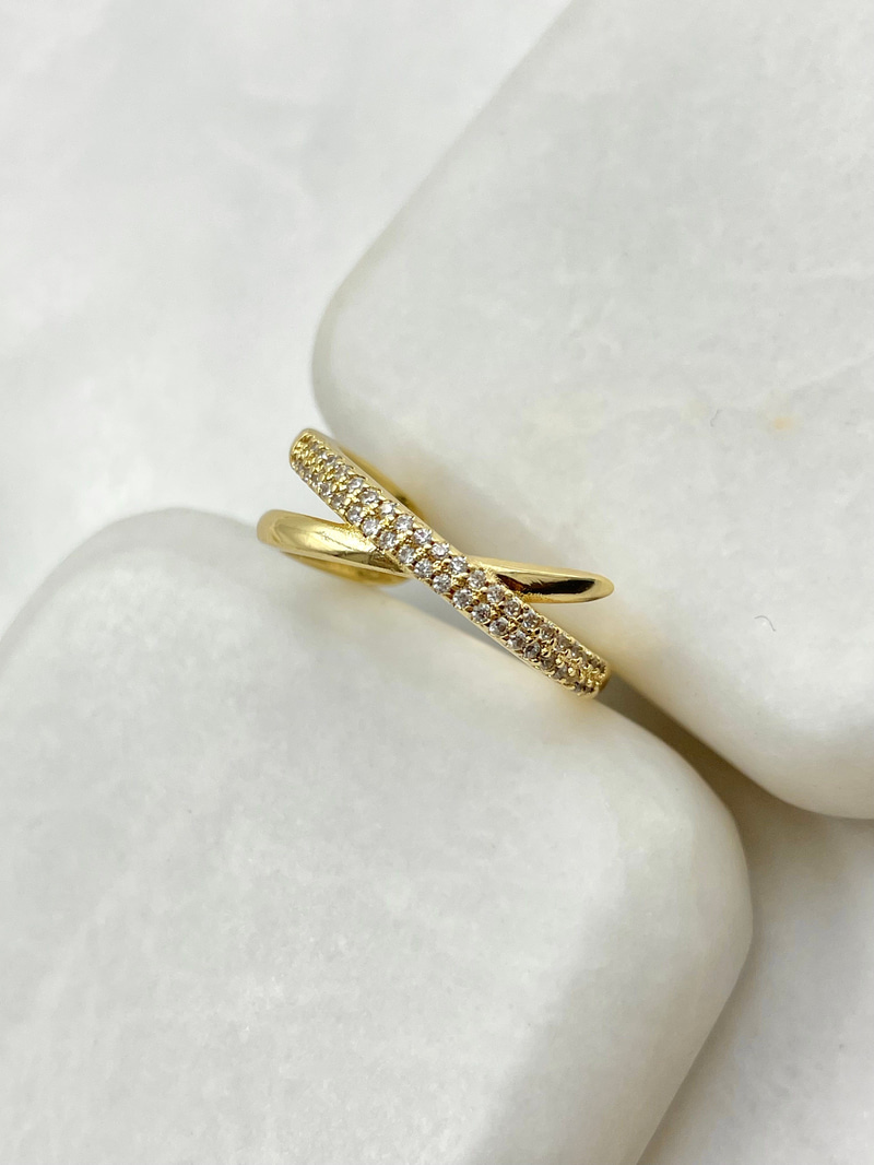 Gömme Taşlı Çapraz Model Yüzük Gold