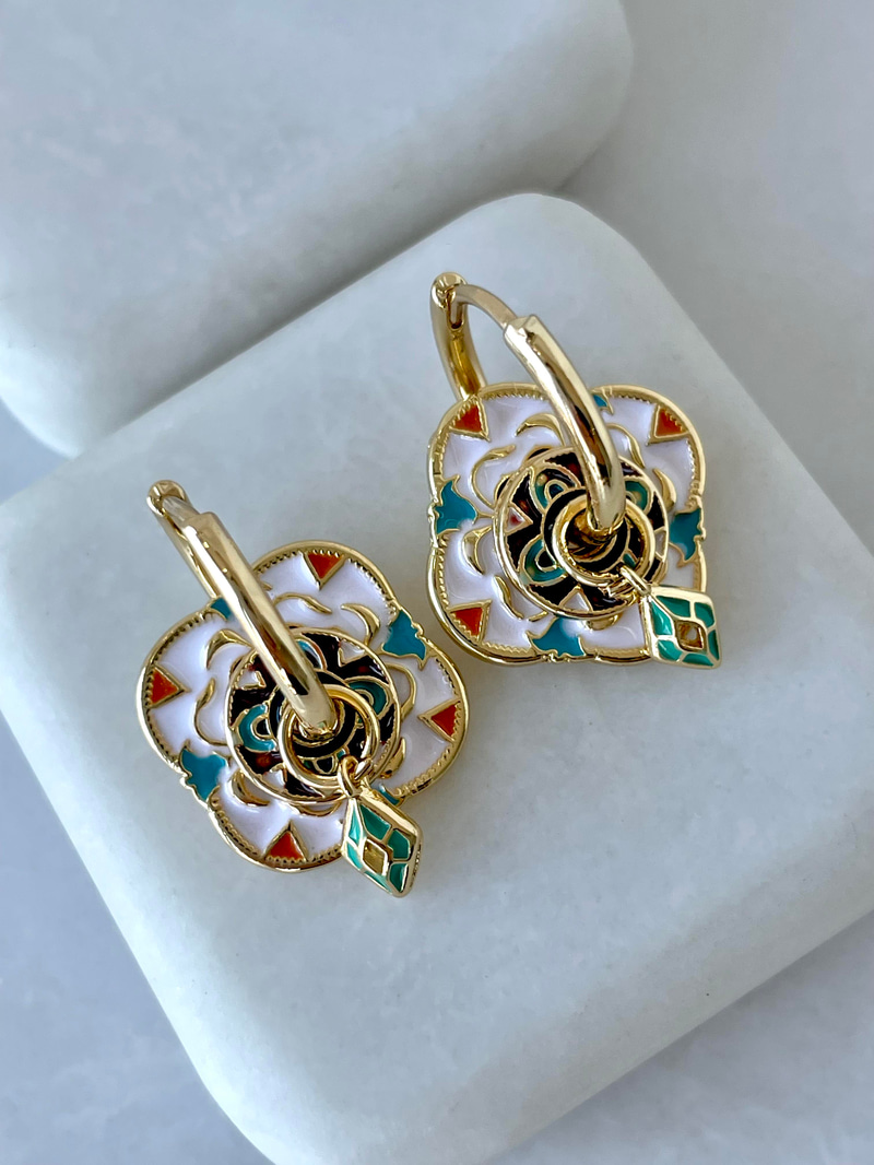Charmlı Etnik Model Küpe Beyaz