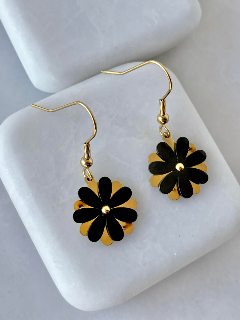 Çelik Siyah Plaka Detaylı Papatya Küpe Gold