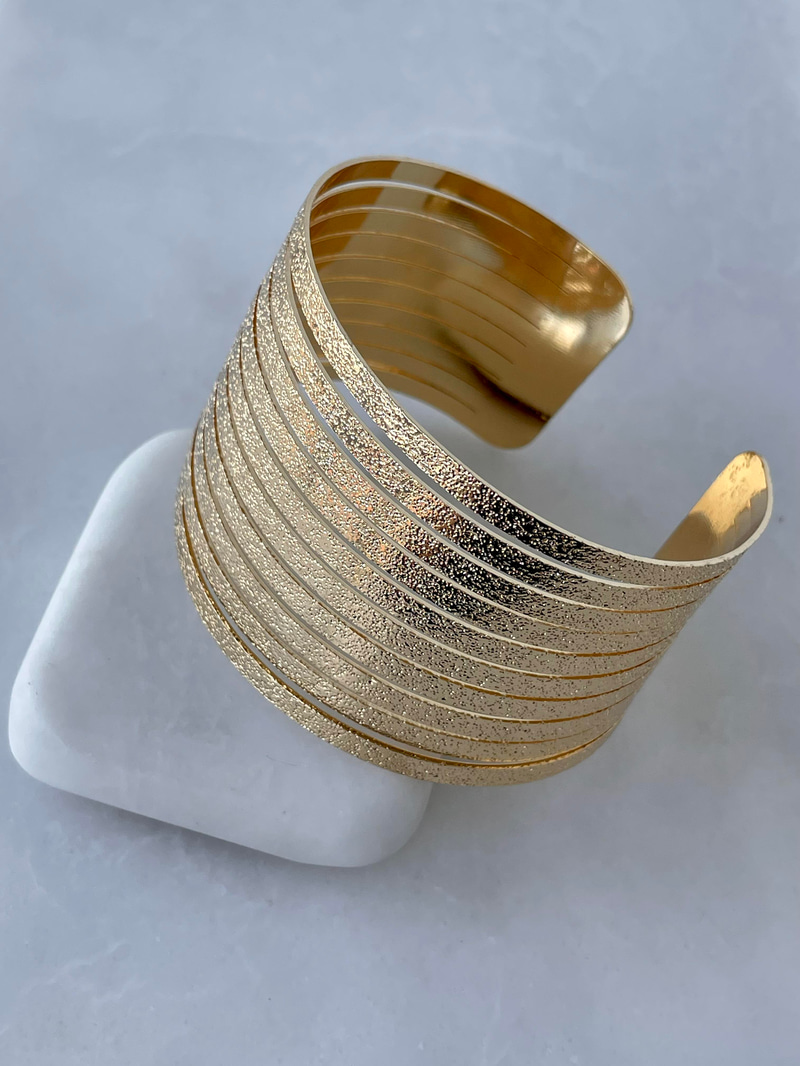 Altın Kaplama Işıltılı Çizgili Kelepçe Gold