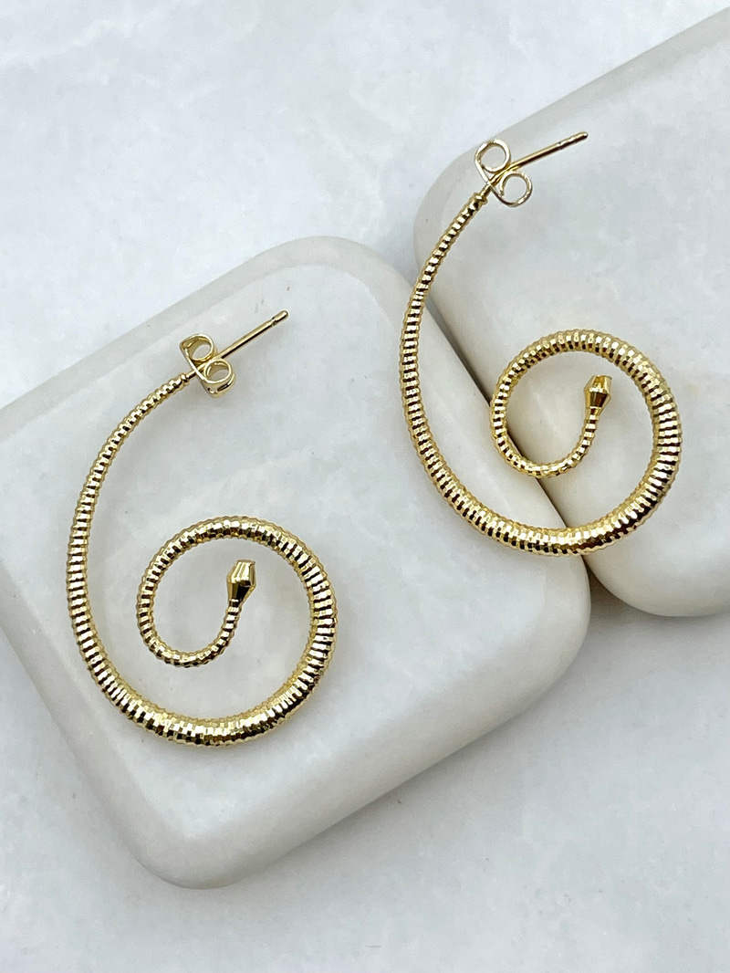 Işıltılı Kıvrım Tasarım Küpe Gold