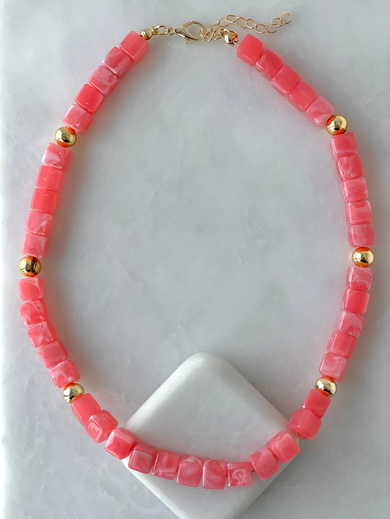Doğal Taş Görünümlü Küp Kolye Pembe