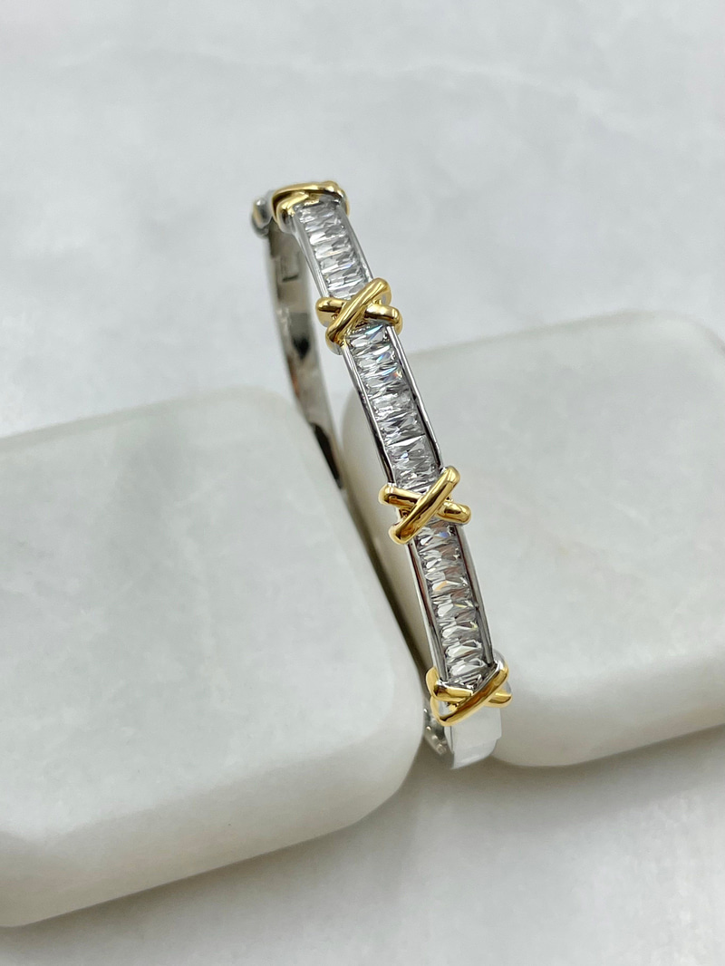 X Model Baget Taşlı Kelepçe Gold