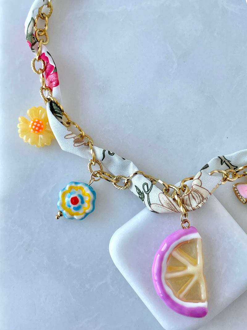 Çelik Charm Sallantılı Beyaz Fularlı Kolye Gold